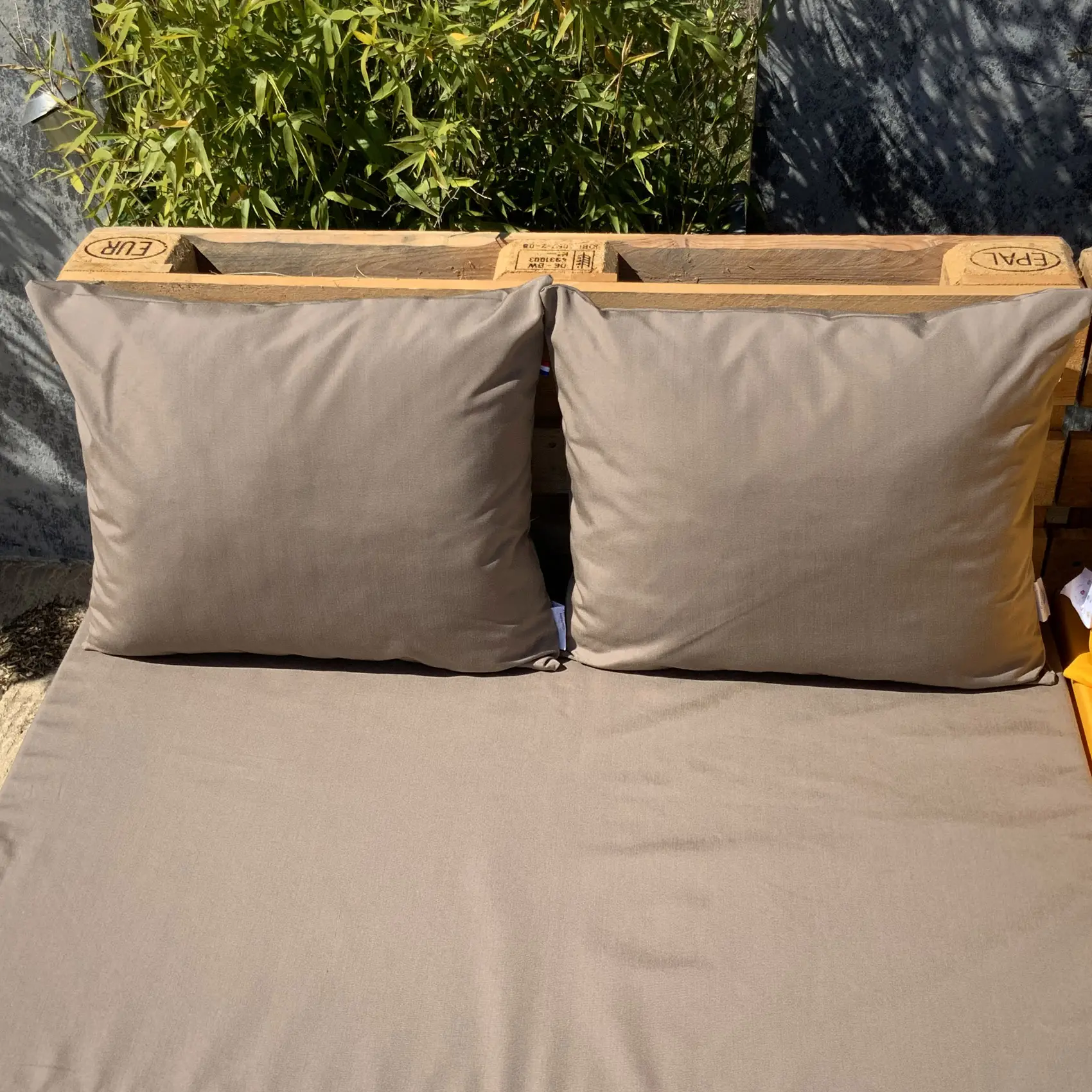 Ensemble de 2 coussins extérieurs pour salon palette – HOME MAISON – Polyester – Taupe