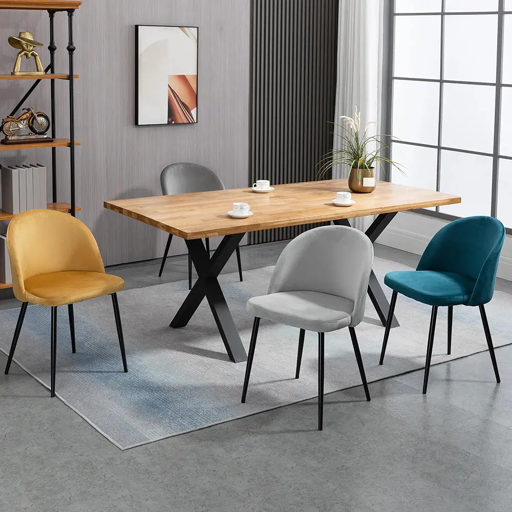 Ensemble de 4 chaises de restaurant, rembourrées en velours, avec pieds métalliques fins et élancés.