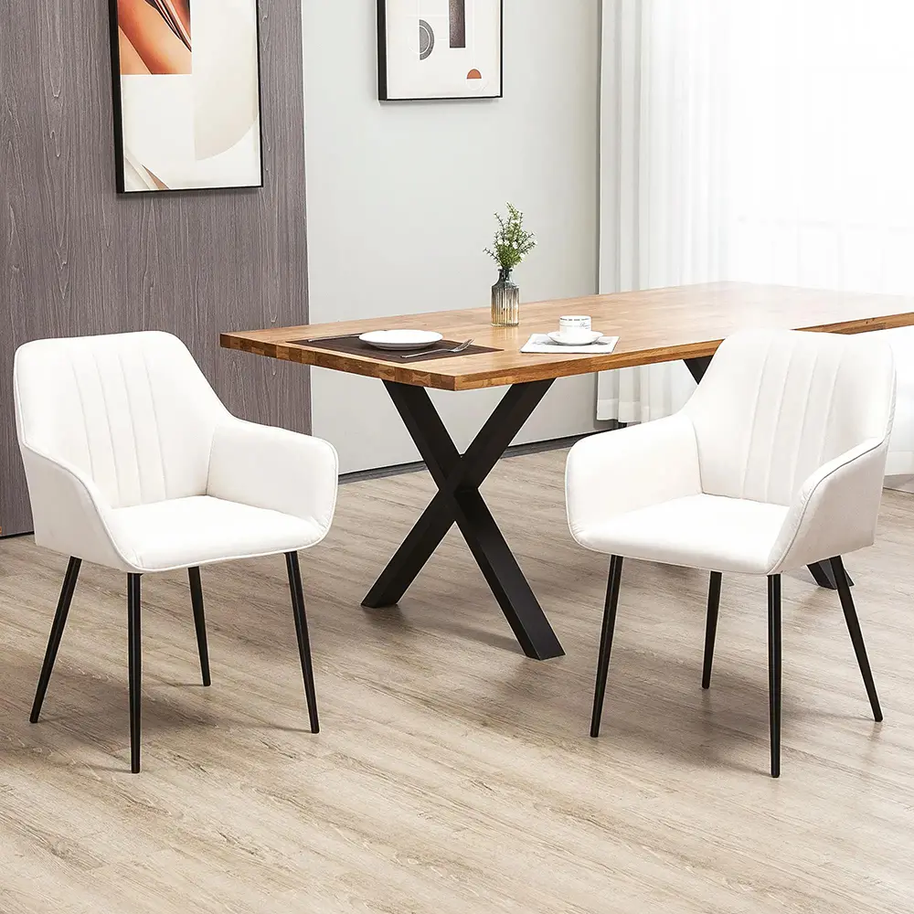 Ensemble de 2 chaises, pieds fins en métal noir, assise, dossier et accoudoirs ergonomiques, tissu en lin beige clair.